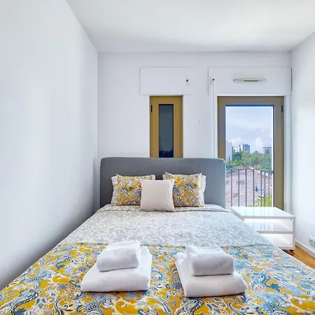 Portucale ! Modern 2br Flat With Garage 리스본