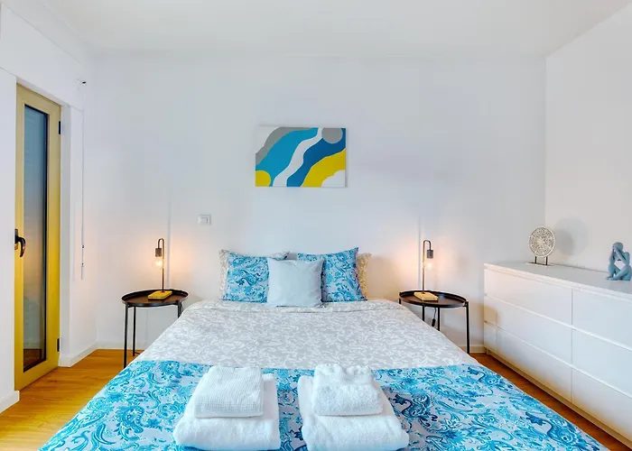 Portucale ! Modern 2br Flat With Garage 리스본