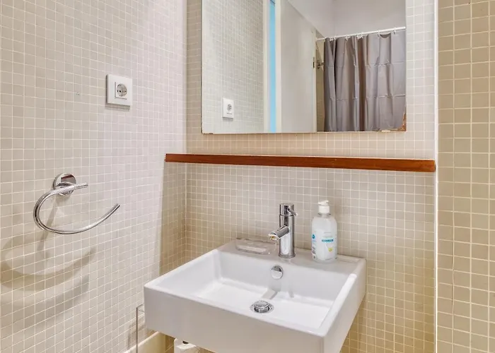 Portucale ! Modern 2br Flat With Garage 아파트