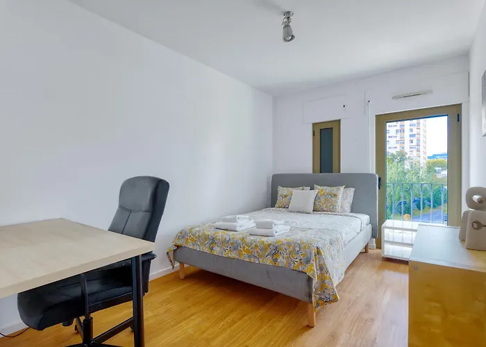 Portucale ! Modern 2br Flat With Garage Apartment