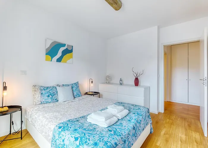 Portucale ! Modern 2br Flat With Garage