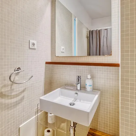 Portucale ! Modern 2br Flat With Garage Apartament