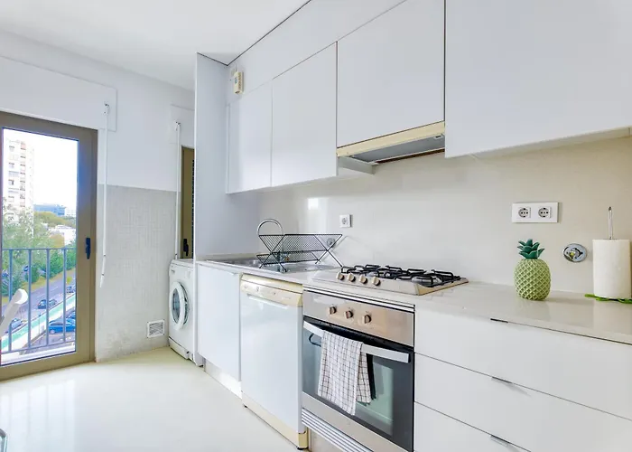 Portucale ! Modern 2br Flat With Garage Apartament Lizbona